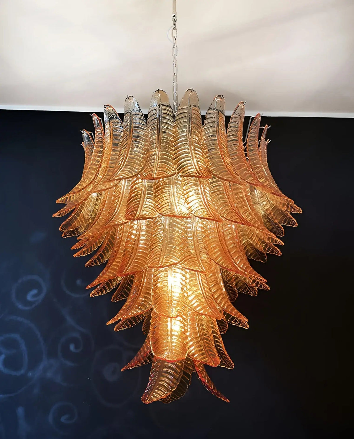 Veleena lysekrone med lagdelte blade i ravfarvet Murano-glas