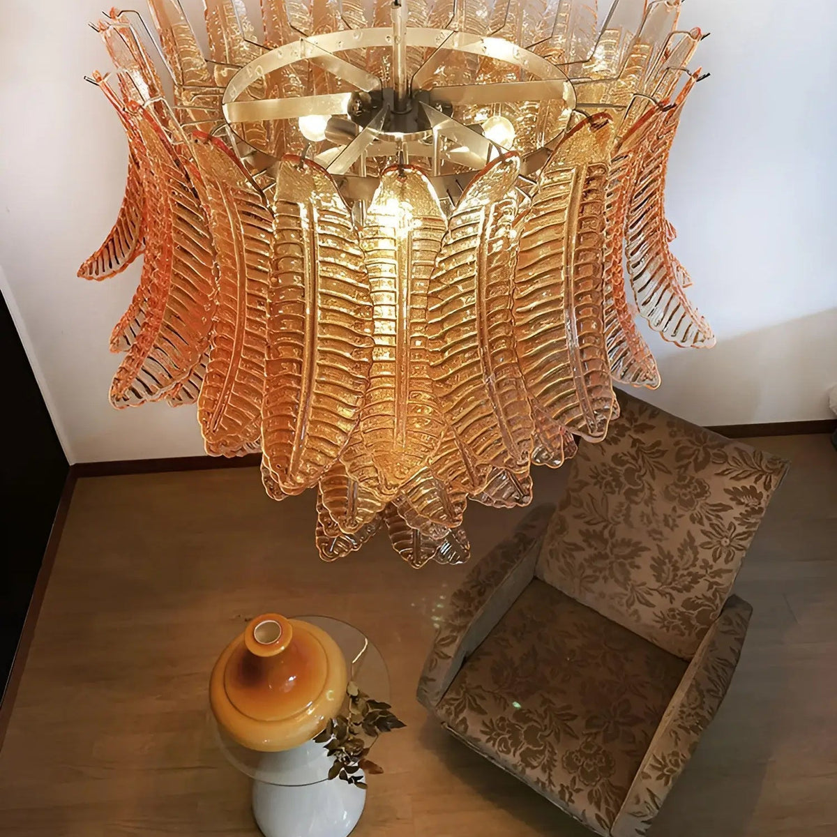 Veleena lysekrone med lagdelte blade i ravfarvet Murano-glas