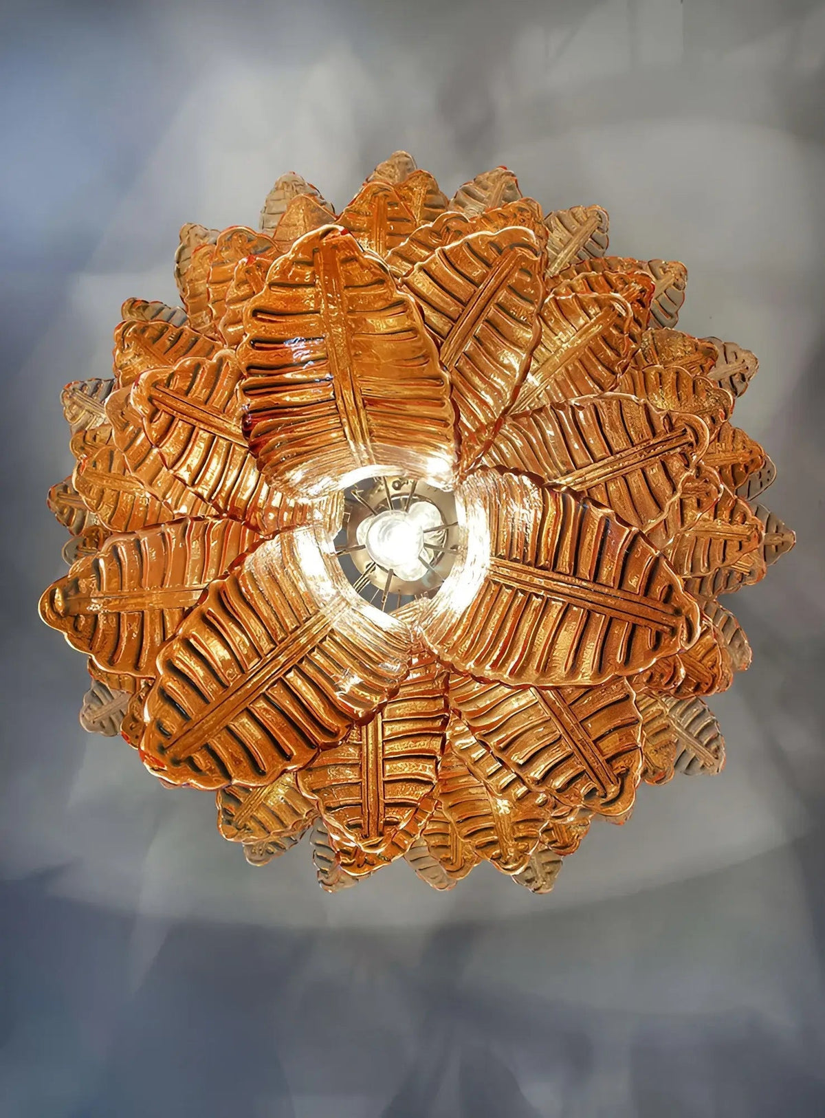 Veleena lysekrone med lagdelte blade i ravfarvet Murano-glas