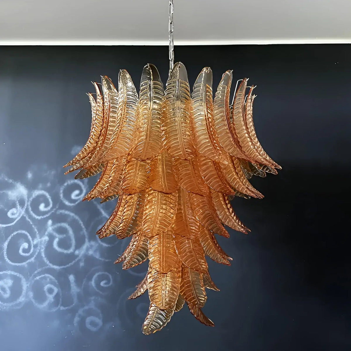 Veleena lysekrone med lagdelte blade i ravfarvet Murano-glas
