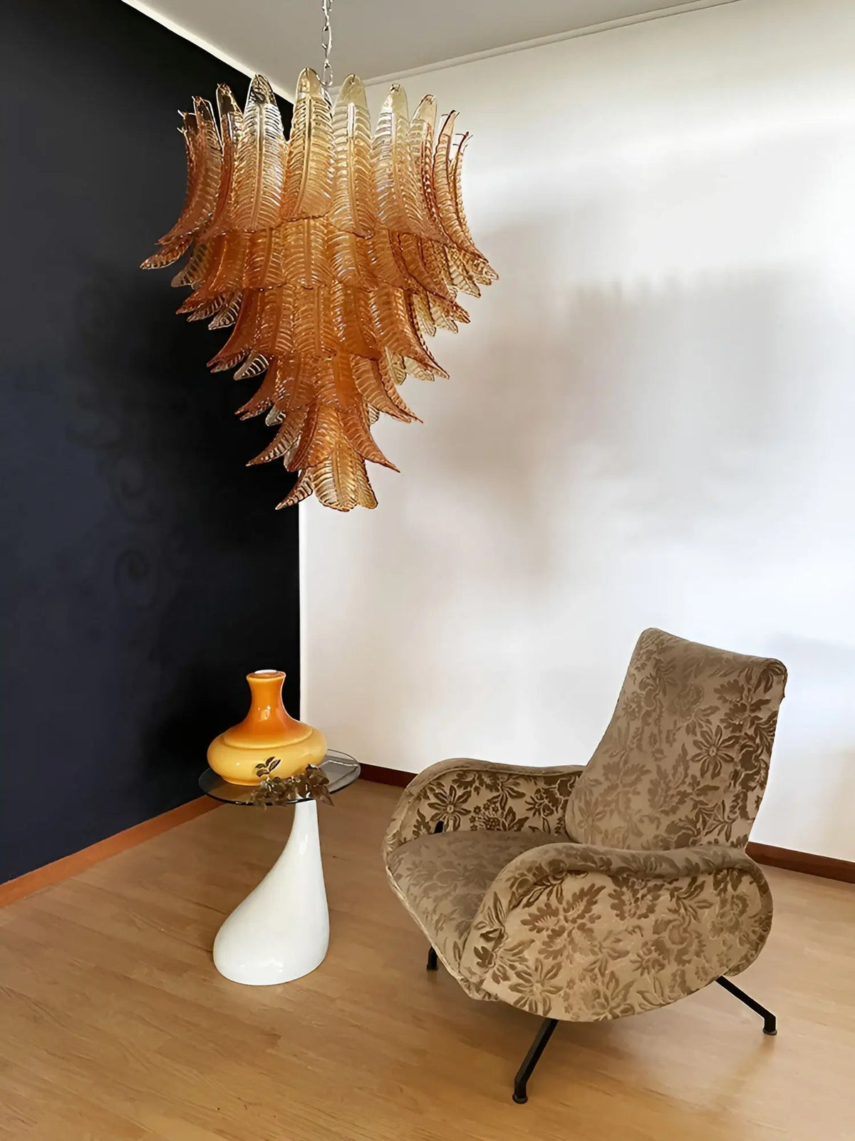 Veleena lysekrone med lagdelte blade i ravfarvet Murano-glas