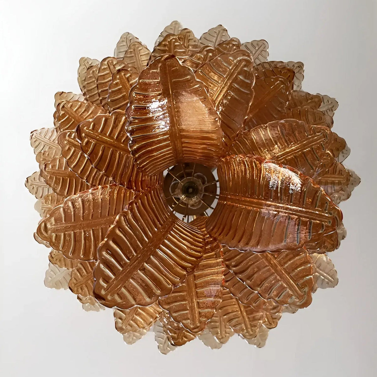 Veleena lysekrone med lagdelte blade i ravfarvet Murano-glas