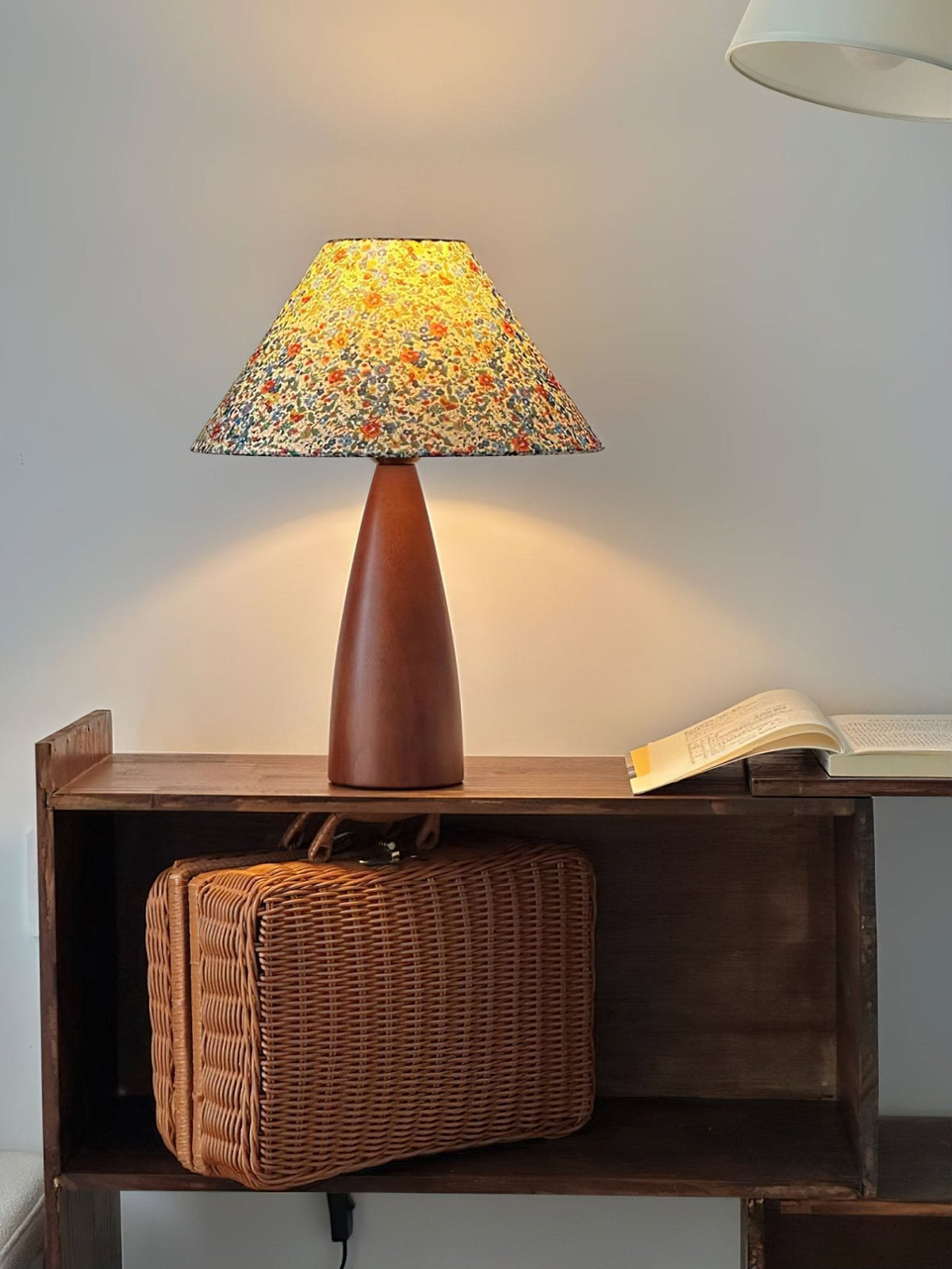 Ber vintagebordslampa i trä