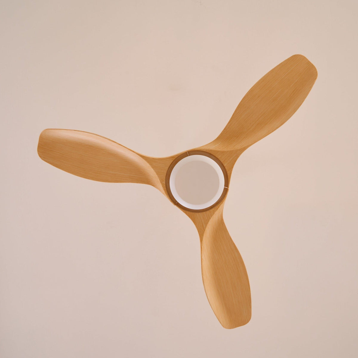 Ventoinha de teto minimalista em madeira Aldaine