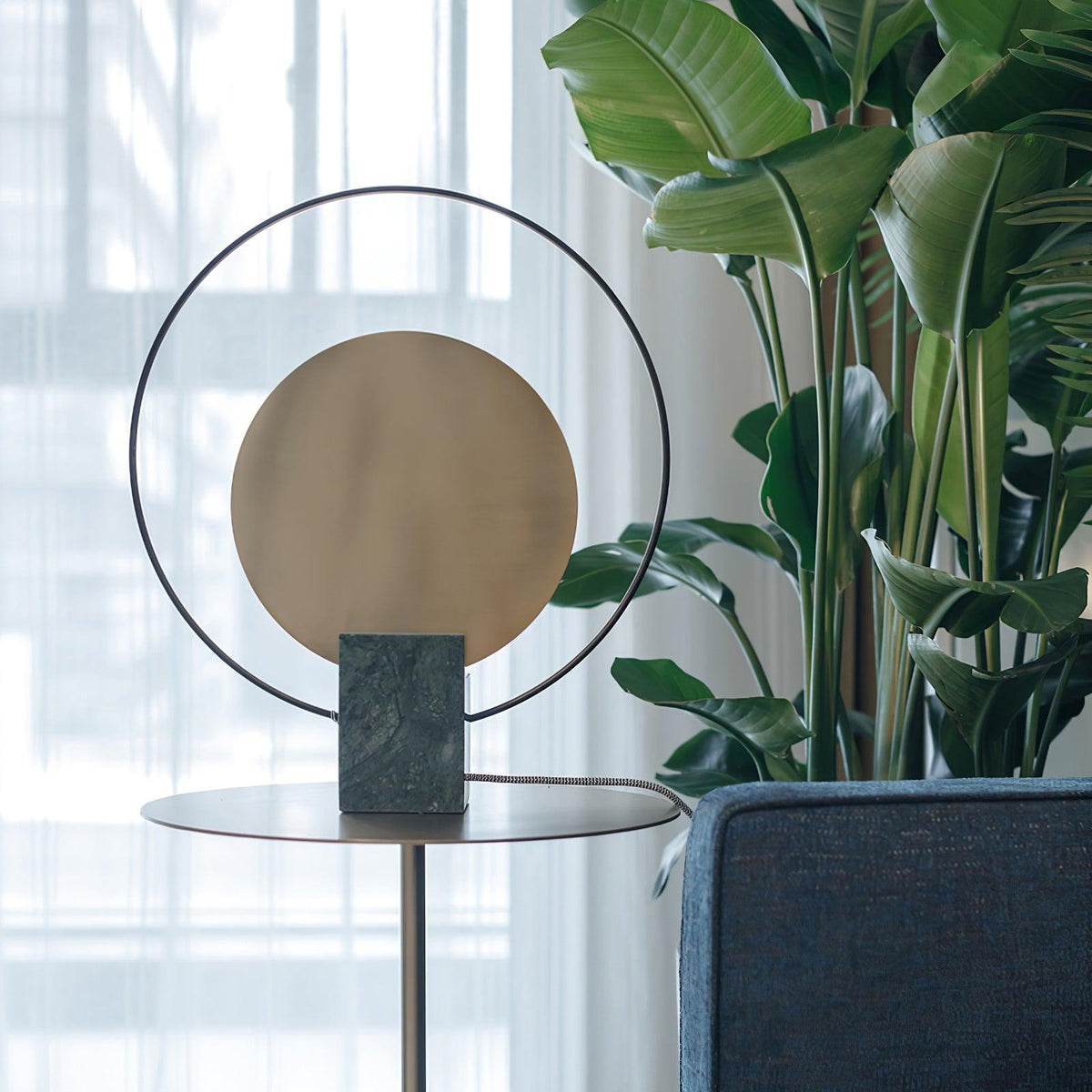 Candeeiro de mesa Lirixy geométrico em mármore