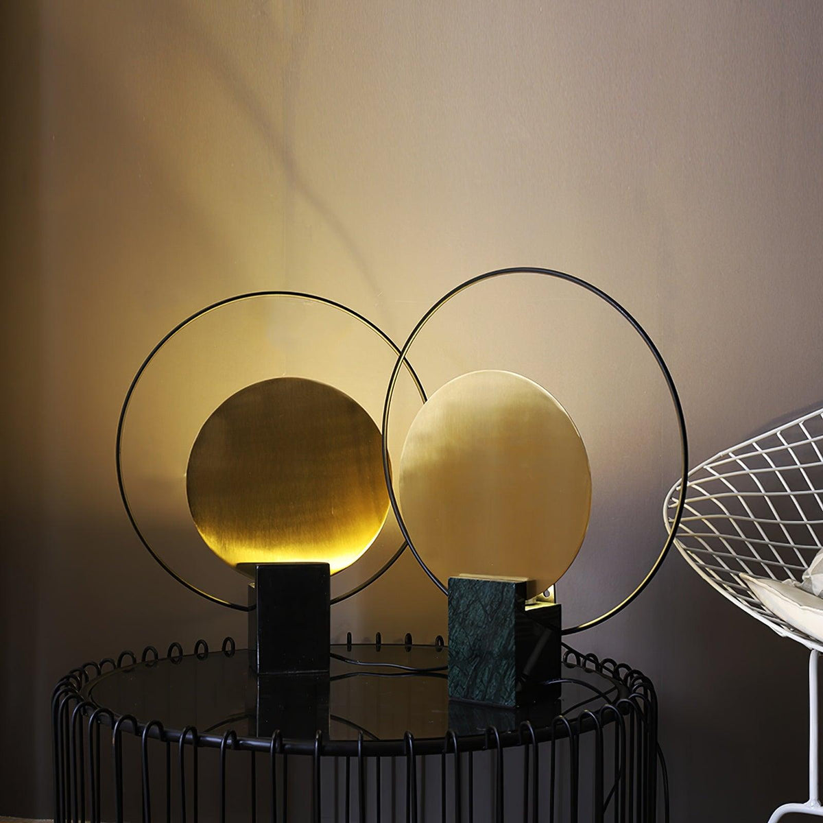 Candeeiro de mesa Lirixy geométrico em mármore