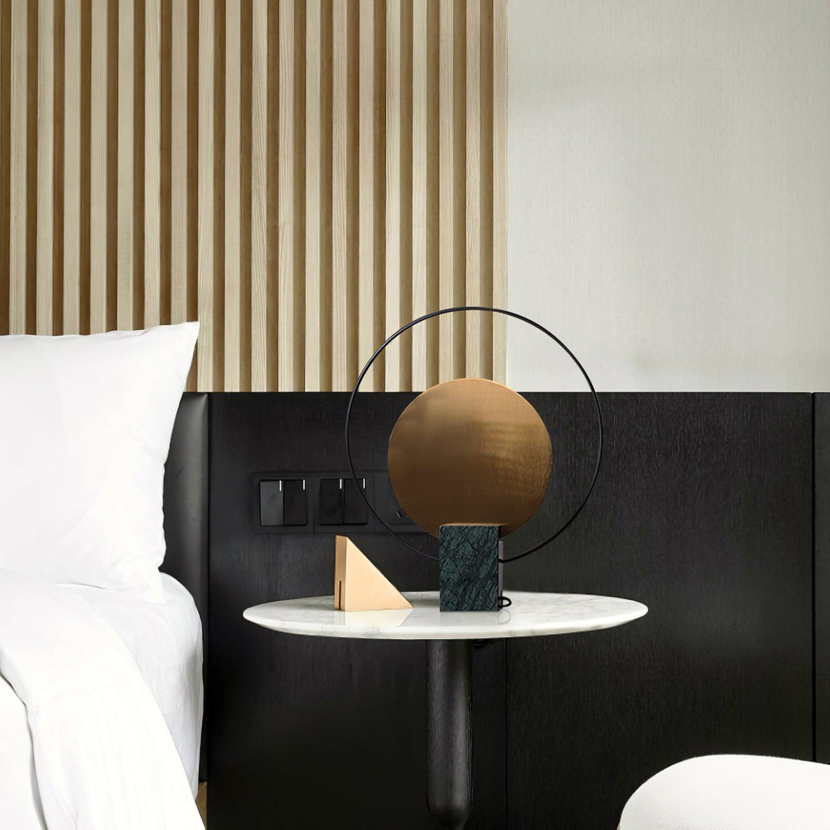 Candeeiro de mesa Lirixy geométrico em mármore