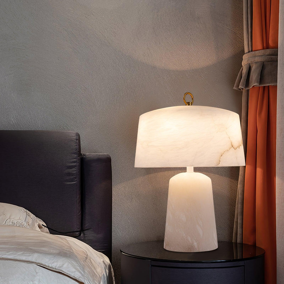 Eurvynyra bordslampa med trumma i alabaster