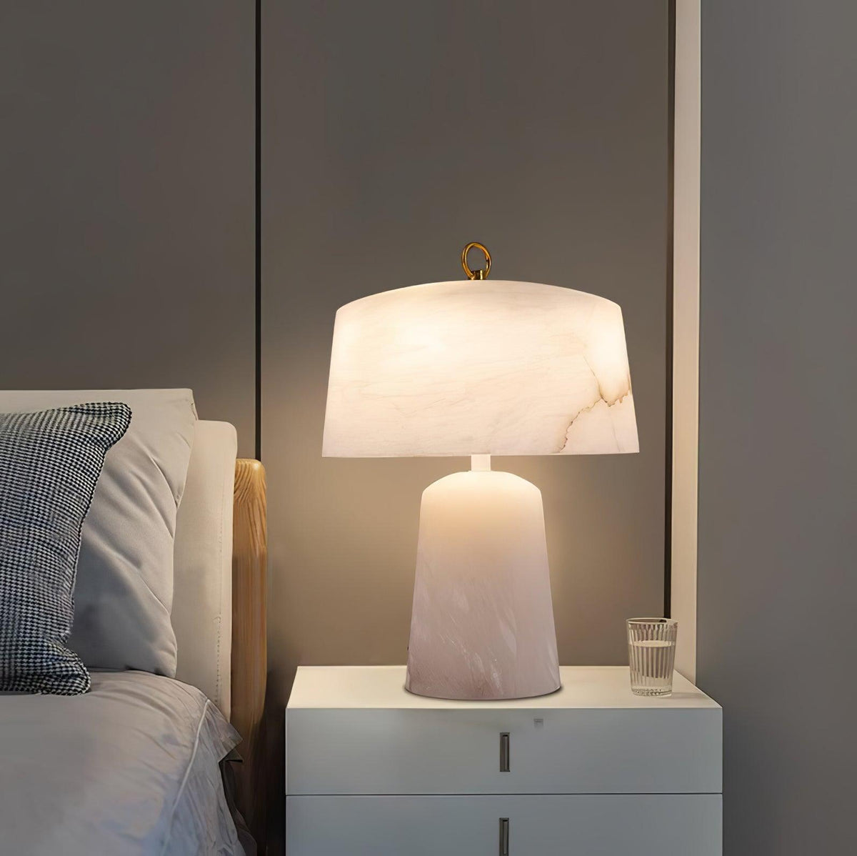 Eurvynyra bordslampa med trumma i alabaster