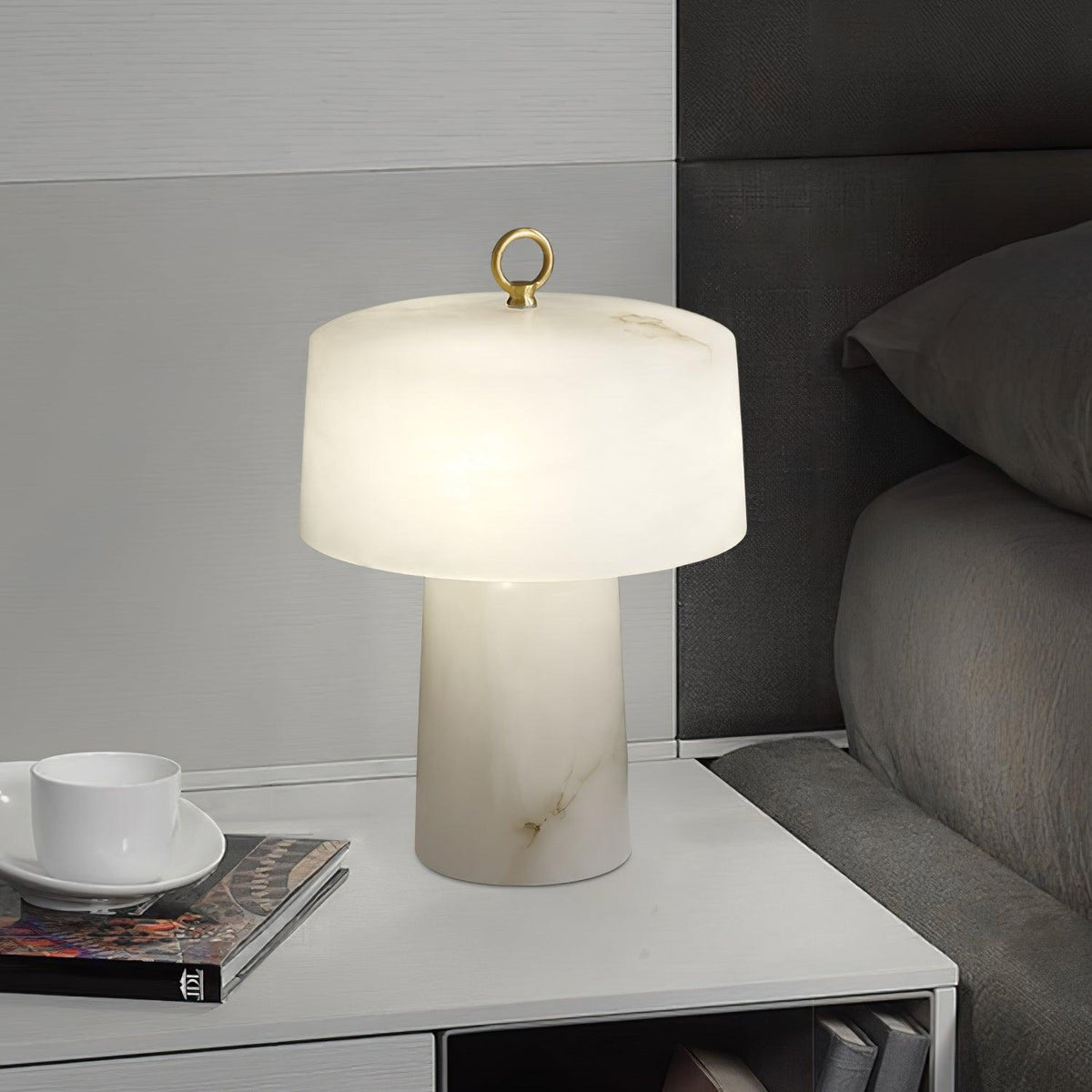 Eurvynyra bordslampa med trumma i alabaster