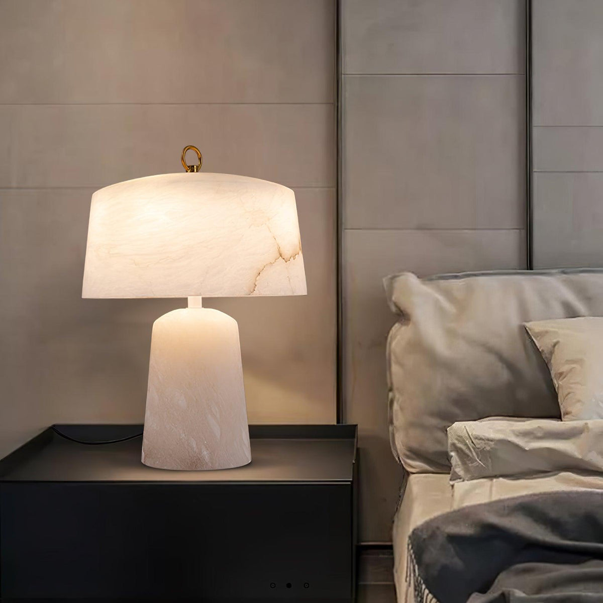 Eurvynyra bordslampa med trumma i alabaster