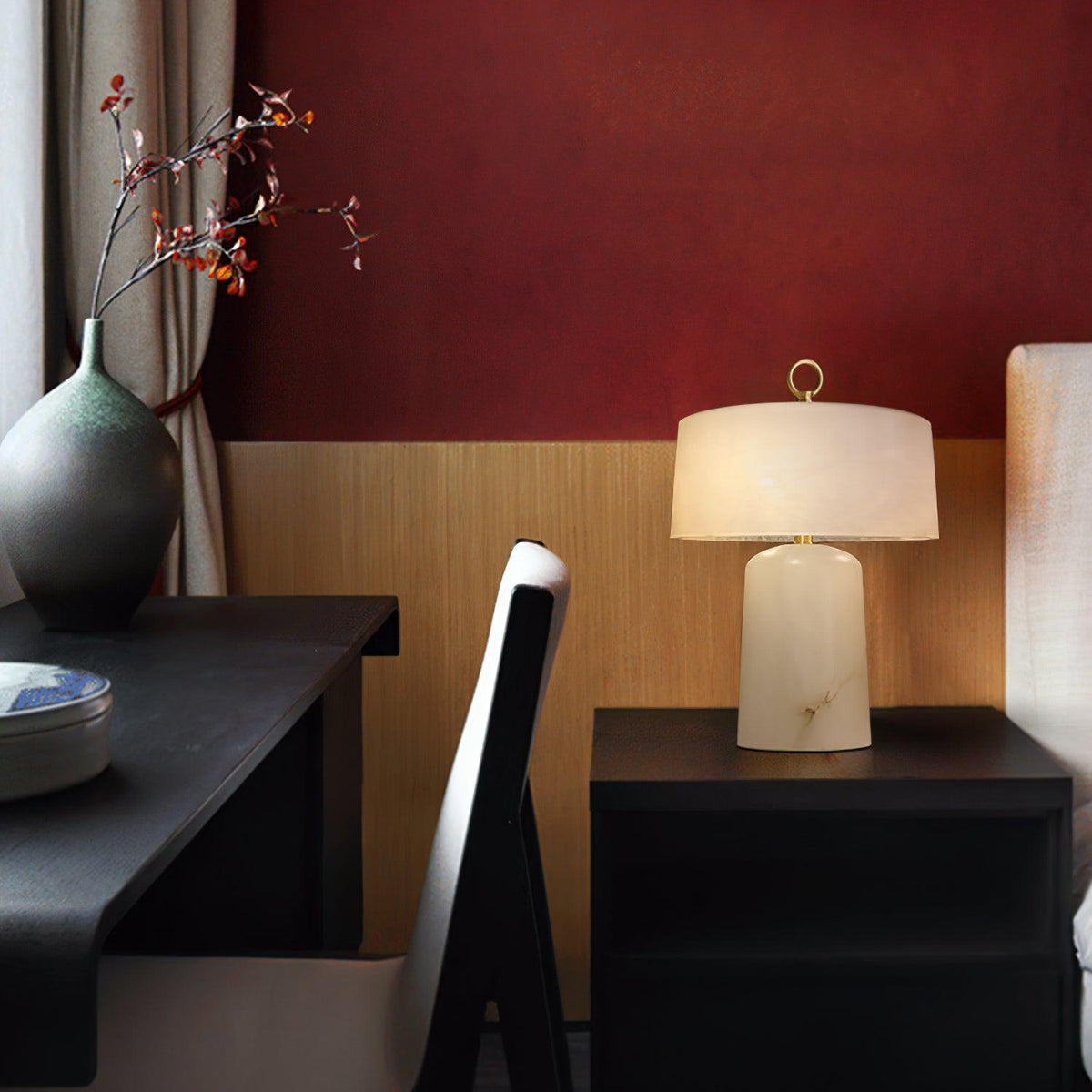 Eurvynyra bordslampa med trumma i alabaster