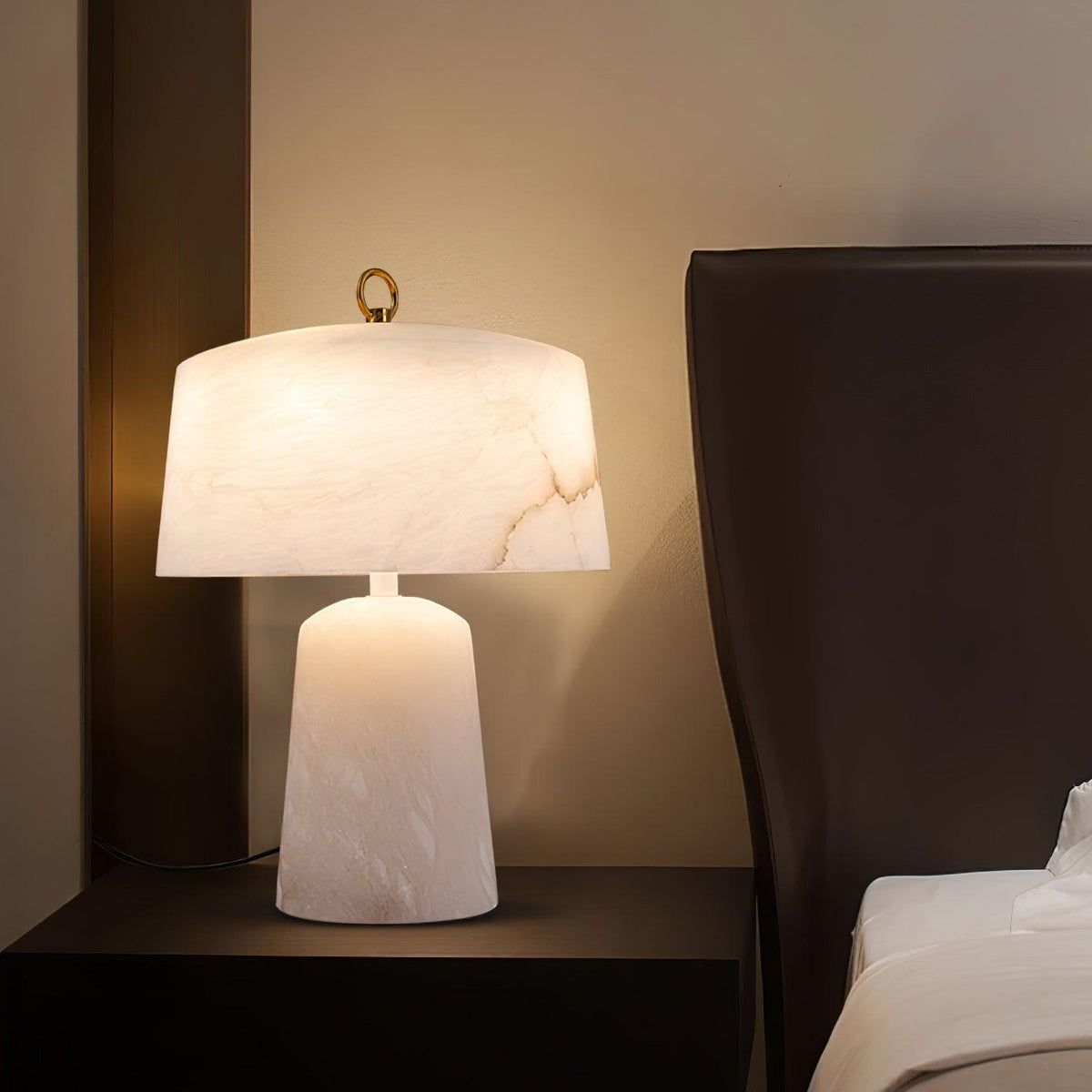 Eurvynyra bordslampa med trumma i alabaster