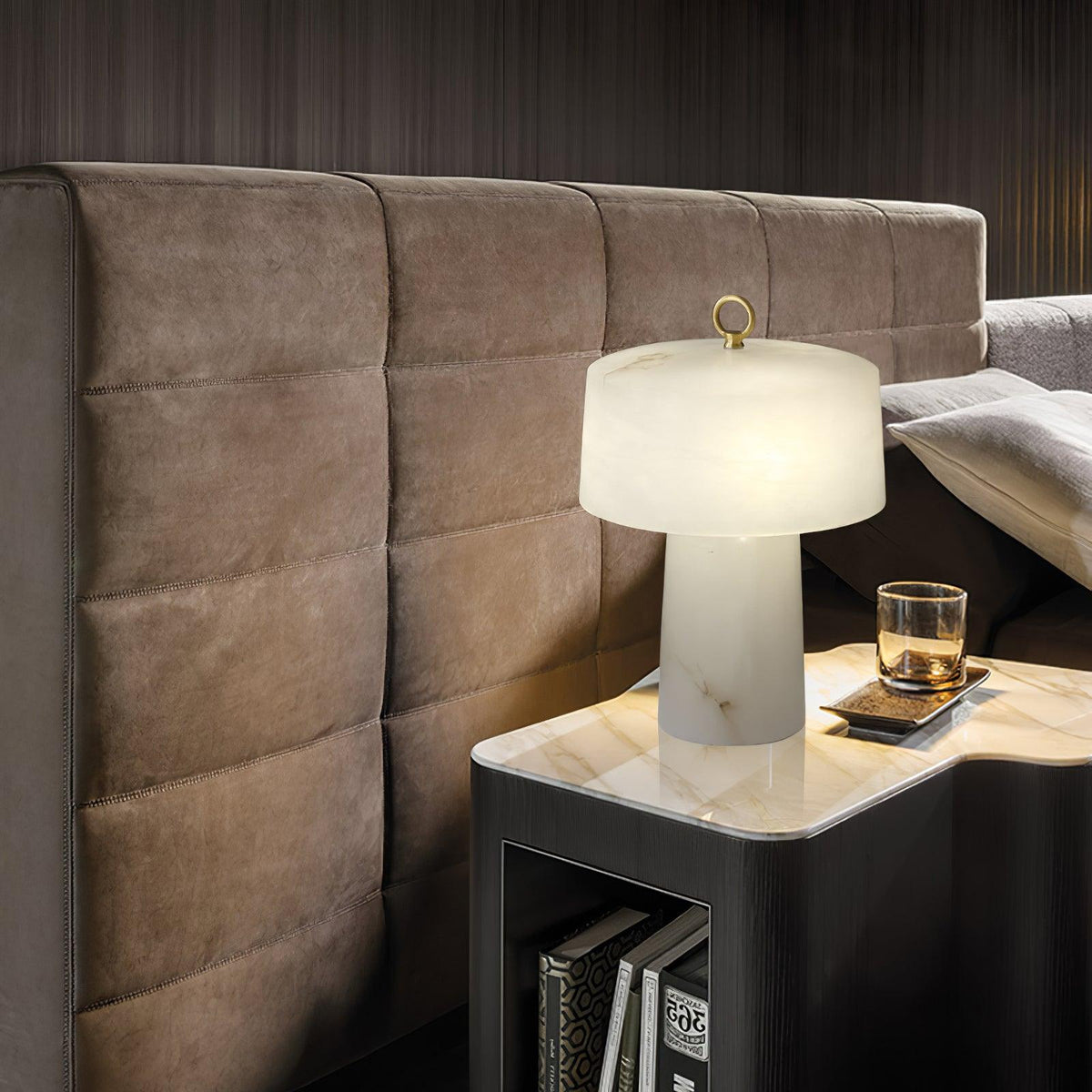 Eurvynyra bordslampa med trumma i alabaster
