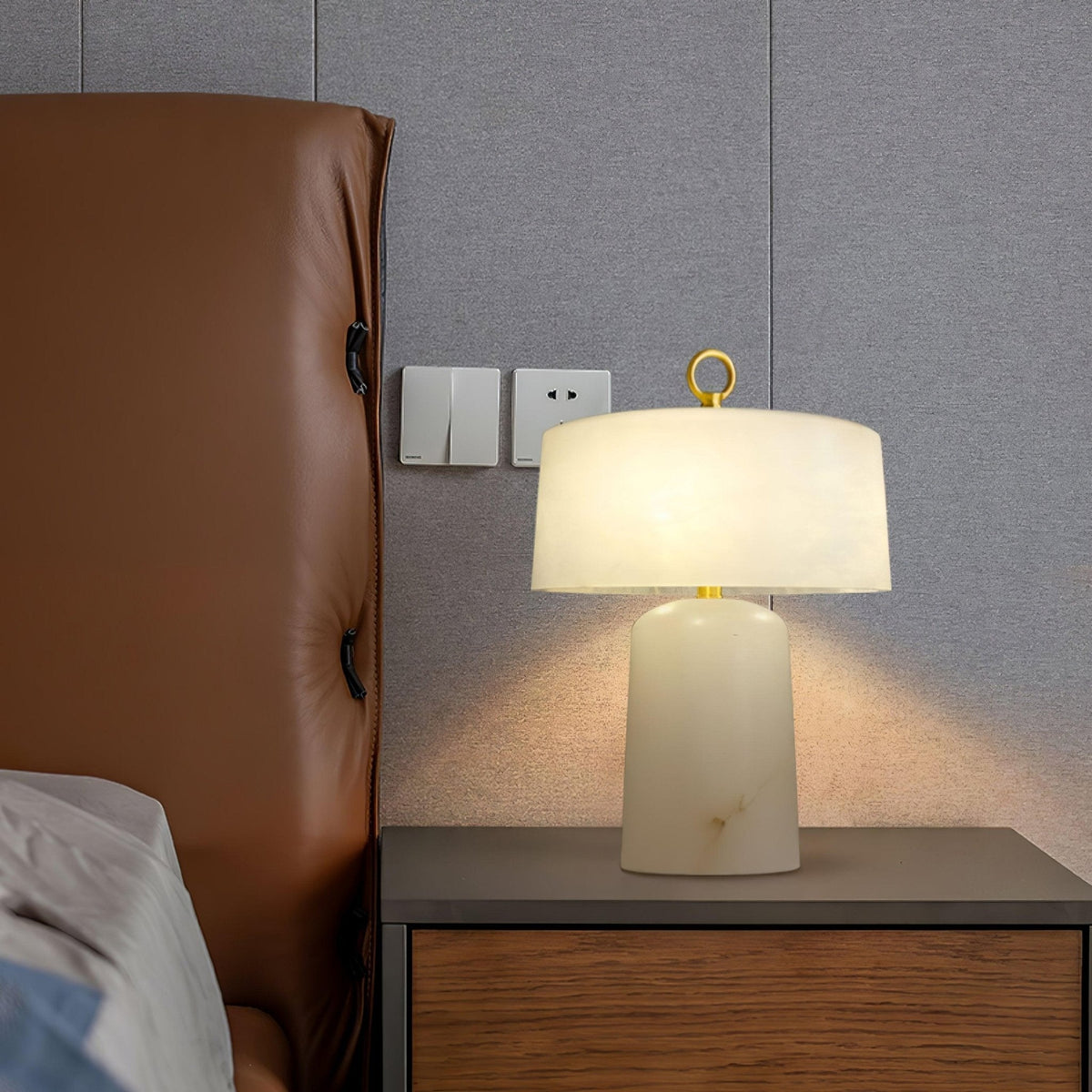 Eurvynyra bordslampa med trumma i alabaster