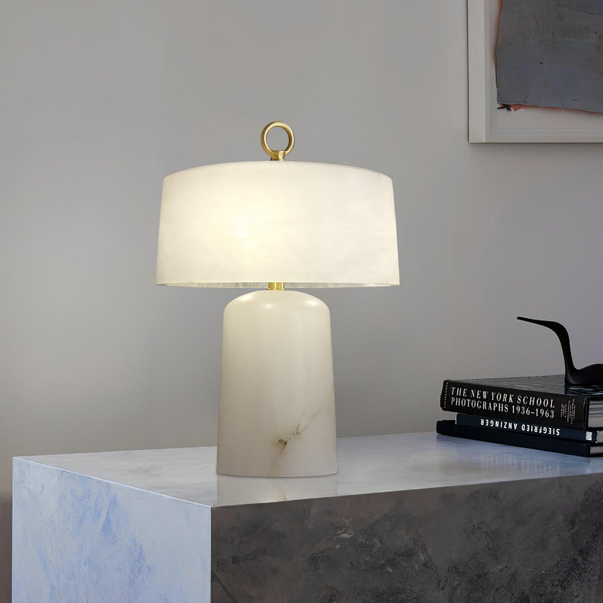 Eurvynyra bordslampa med trumma i alabaster