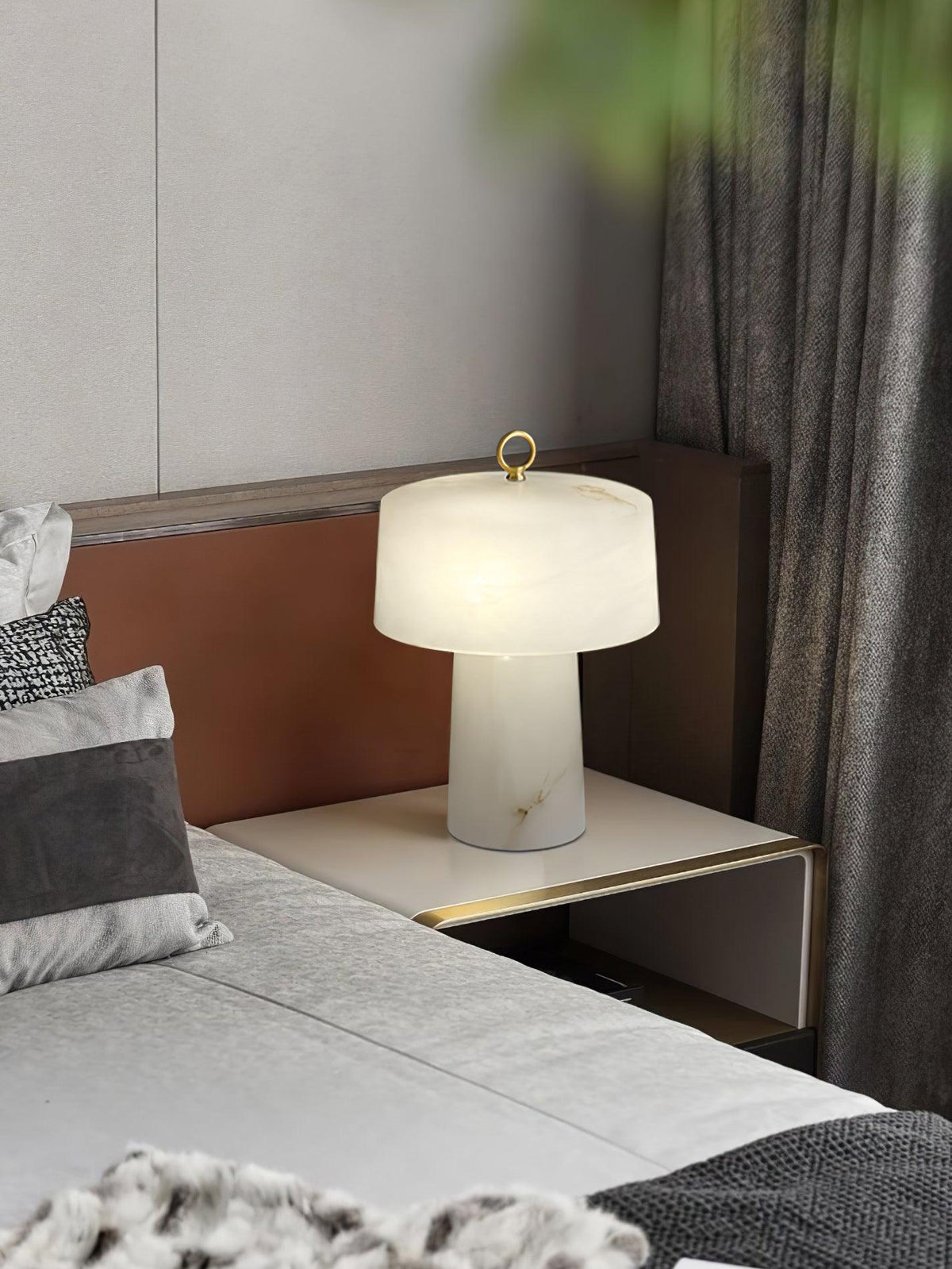 Eurvynyra bordslampa med trumma i alabaster