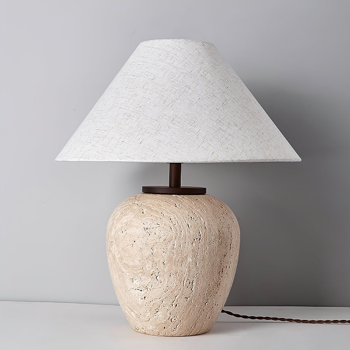 Cazorus kugleformet bordlampe i travertin