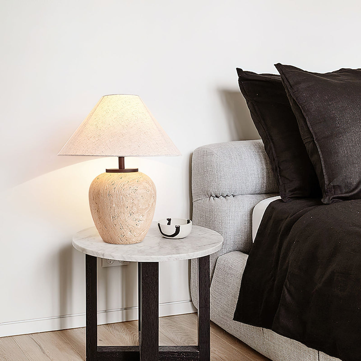 Cazorus kugleformet bordlampe i travertin