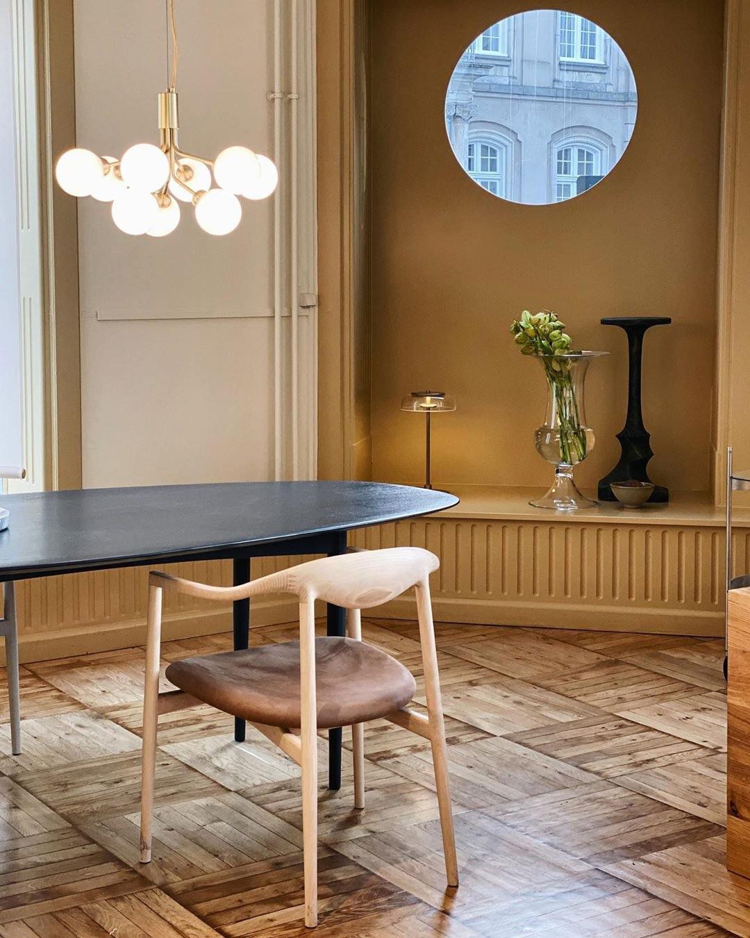 Eirelelle hengiljós með klasa af glerkúlum og eiri