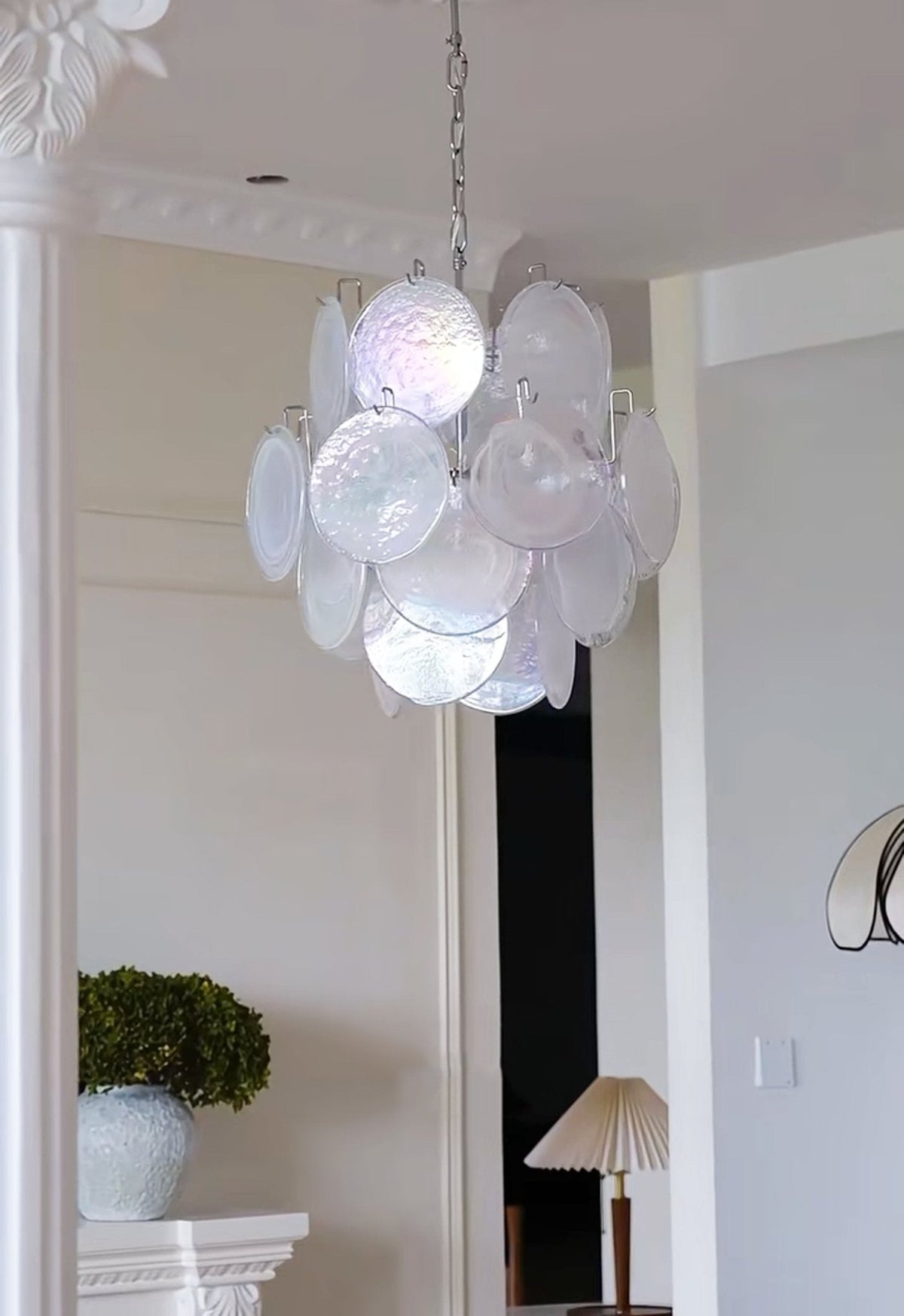 Lioruora lysekrone i abrikosfarvet Murano-glas med skiver, lagdelt kunstnerisk