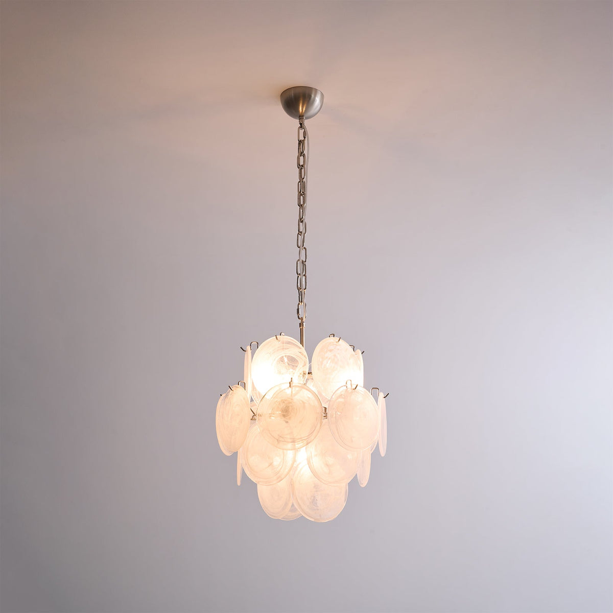 Lioruora lysekrone i abrikosfarvet Murano-glas med skiver, lagdelt kunstnerisk