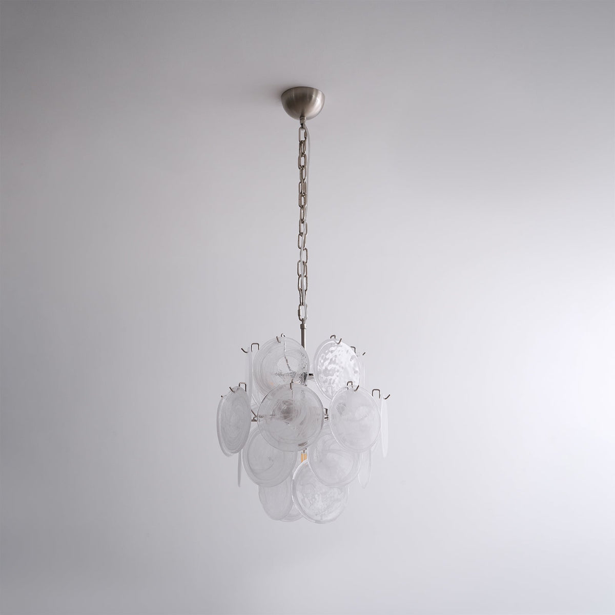 Lioruora lysekrone i abrikosfarvet Murano-glas med skiver, lagdelt kunstnerisk