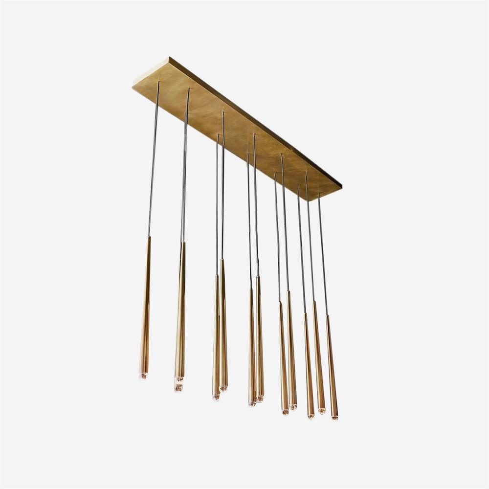Lysekrone med poleret messing og krystalskærme, minimalistisk