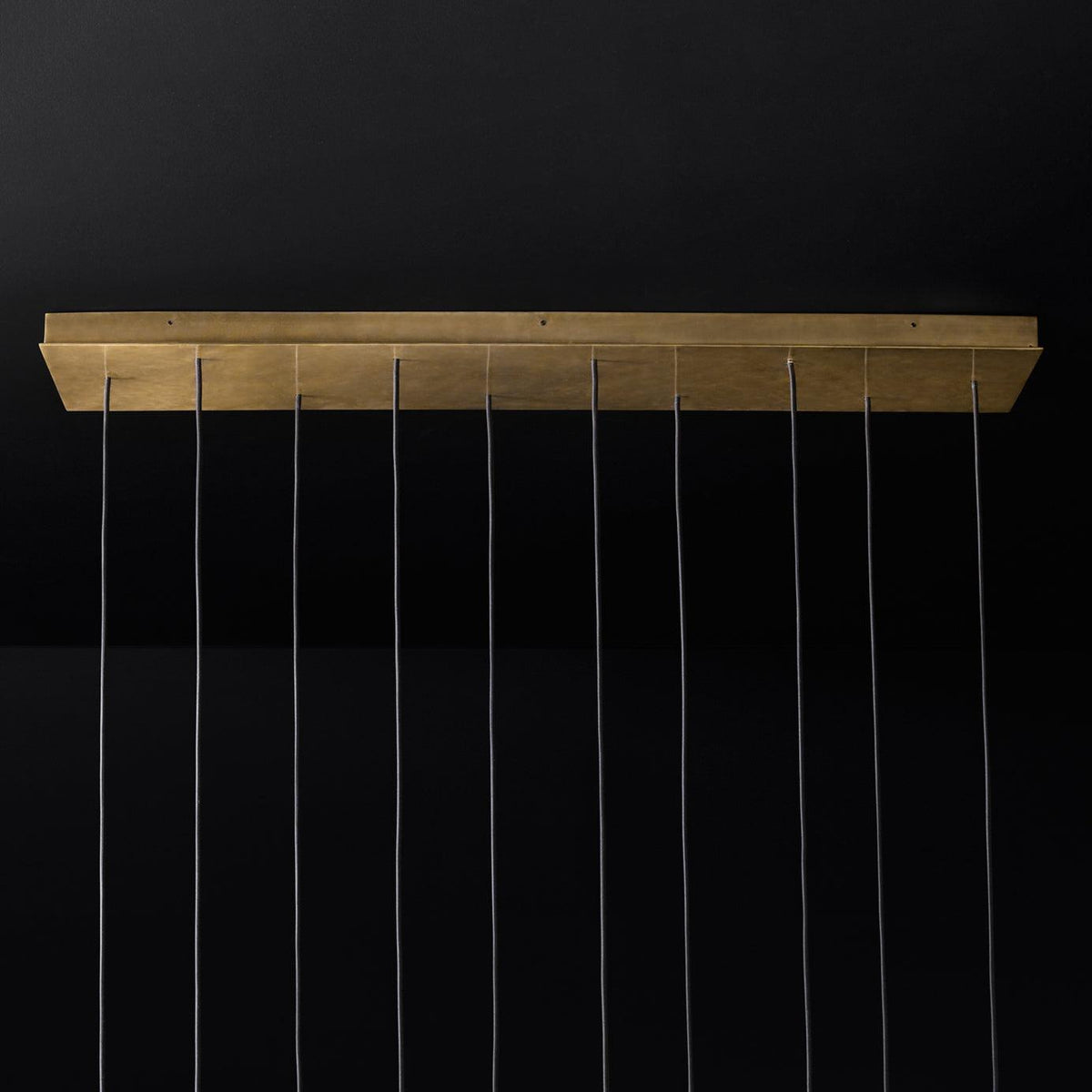 Lysekrone med poleret messing og krystalskærme, minimalistisk