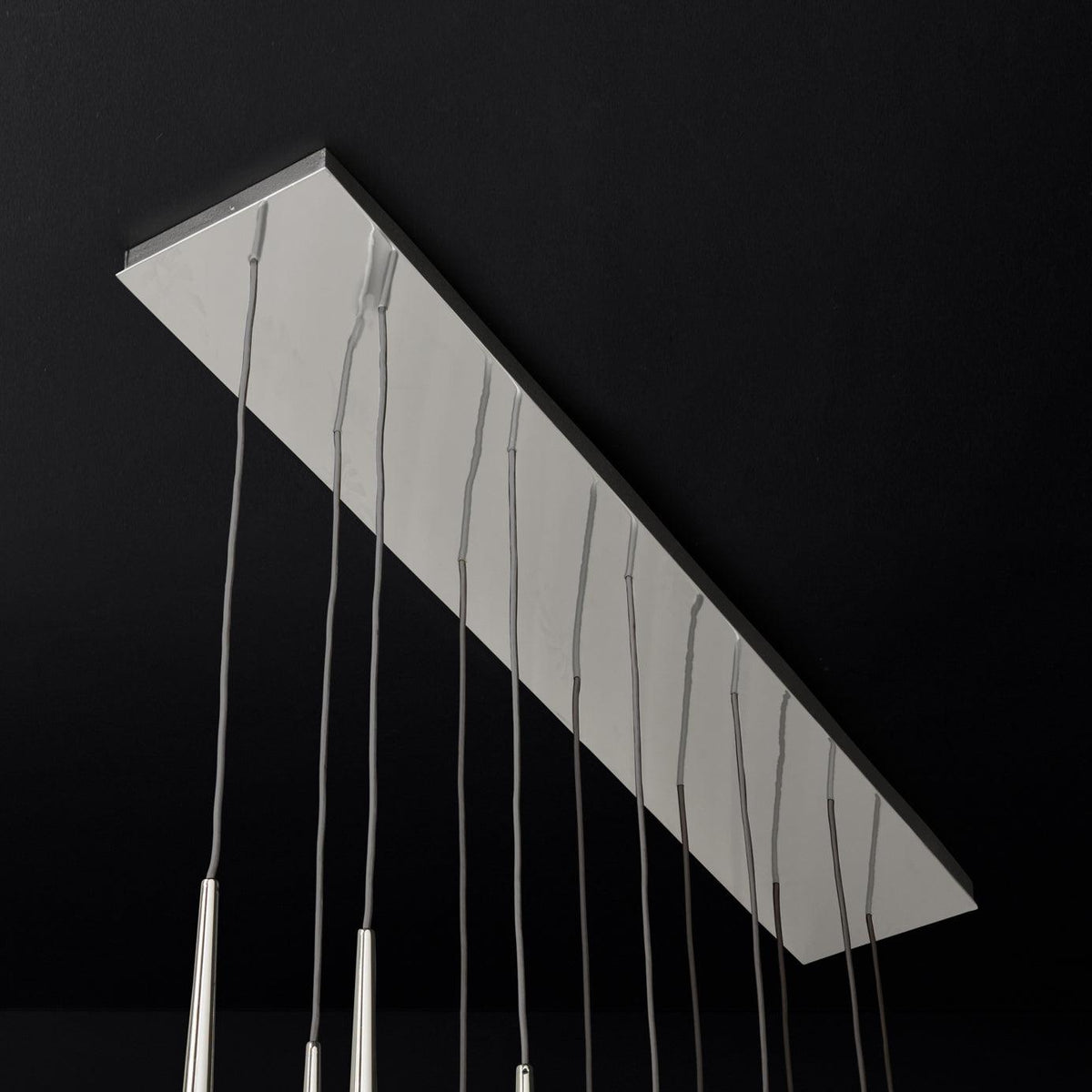 Lysekrone med poleret messing og krystalskærme, minimalistisk