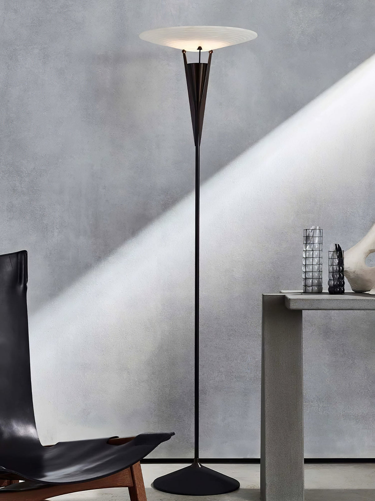 Veloros konformad golvlampa i alabaster