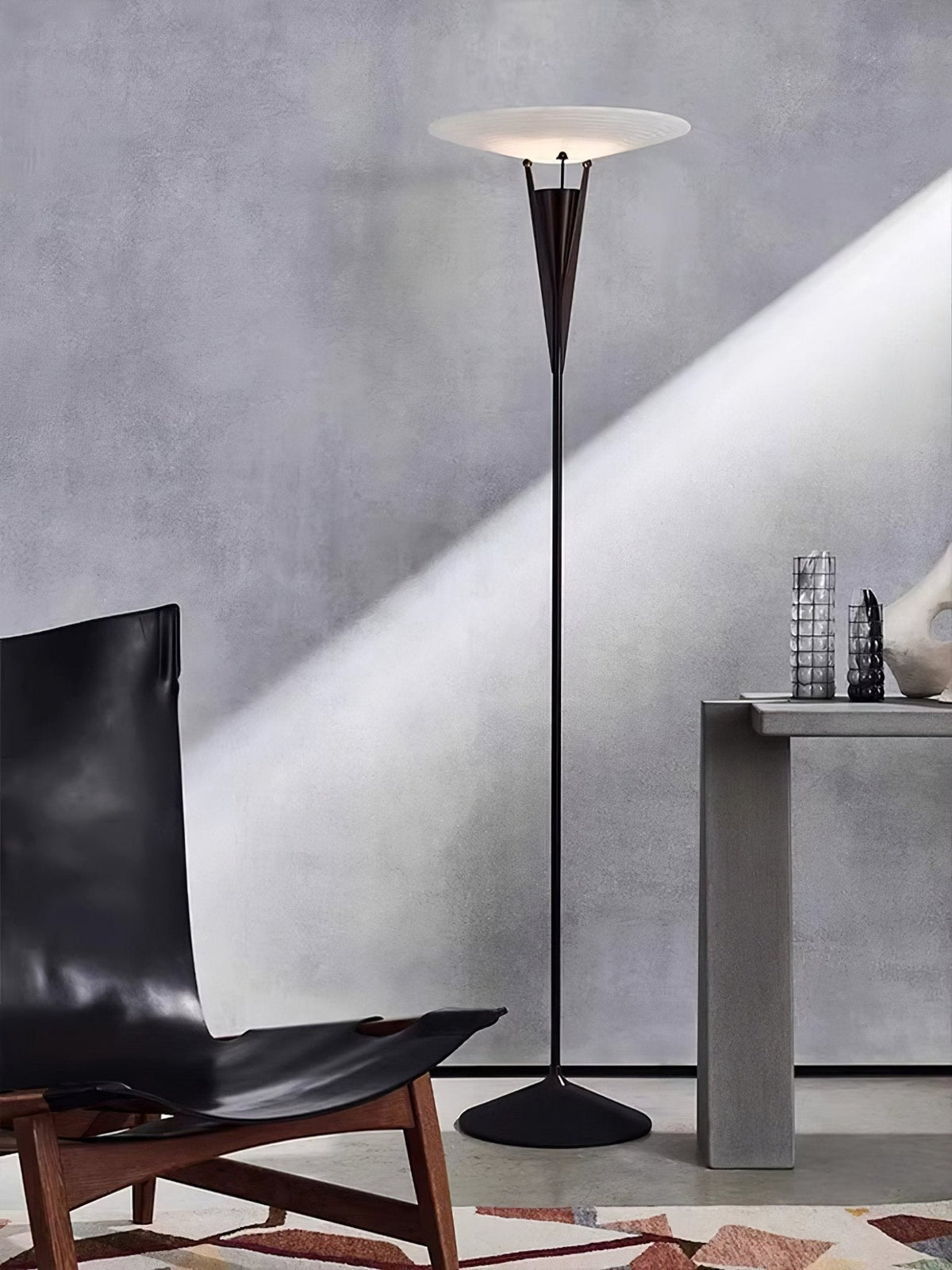 Veloros konformad golvlampa i alabaster