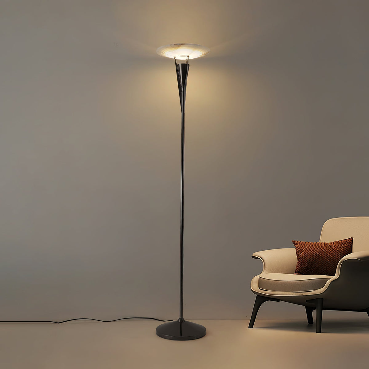Veloros konformad golvlampa i alabaster
