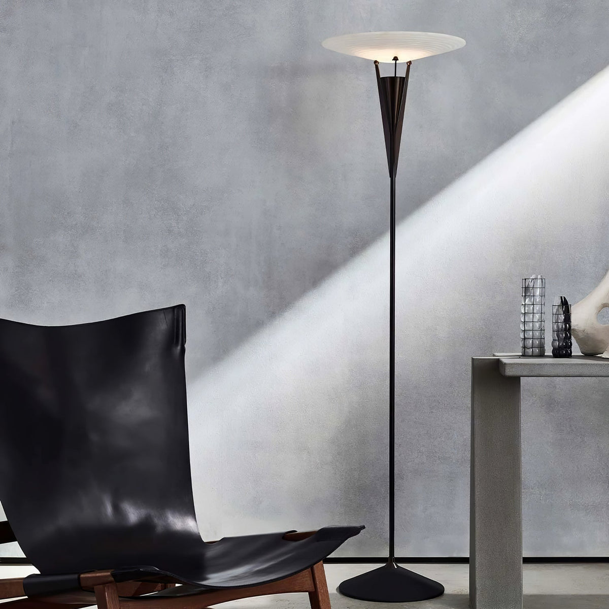 Veloros konformad golvlampa i alabaster