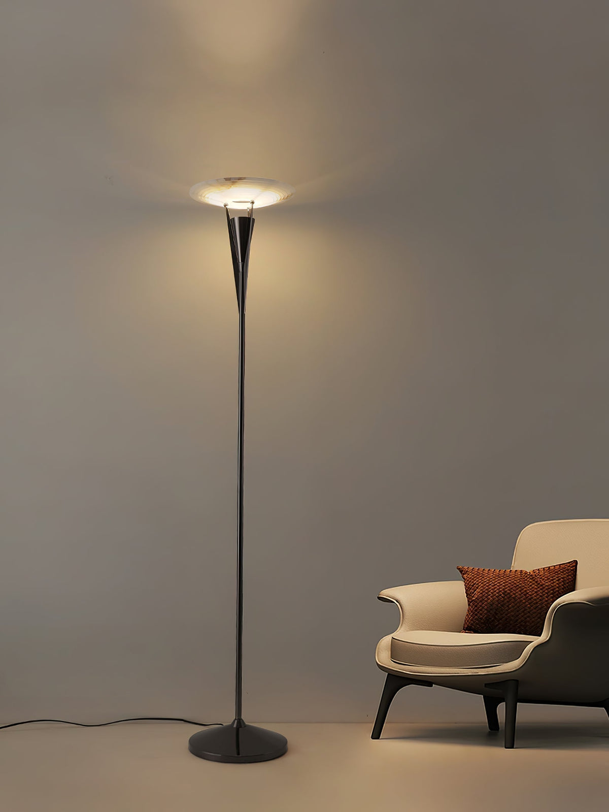 Veloros konformad golvlampa i alabaster