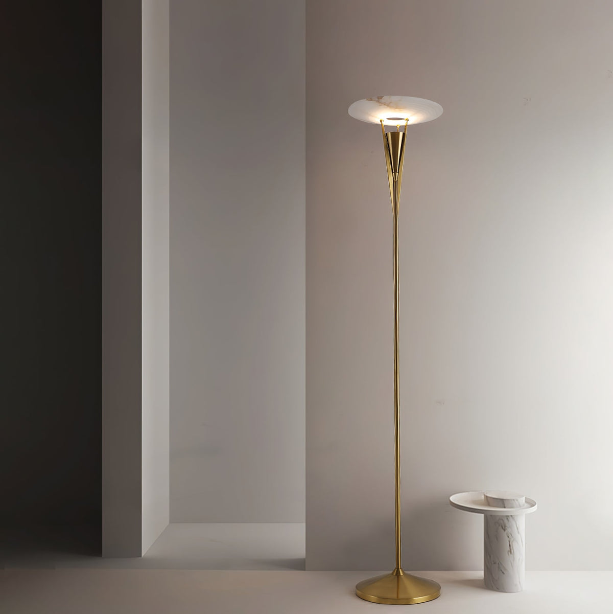 Veloros konformad golvlampa i alabaster
