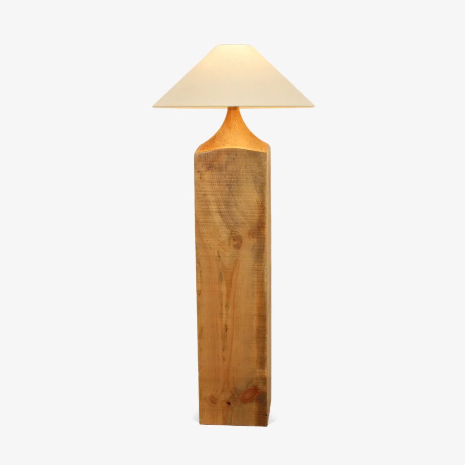 Rustica søjlegulvlampe i træ