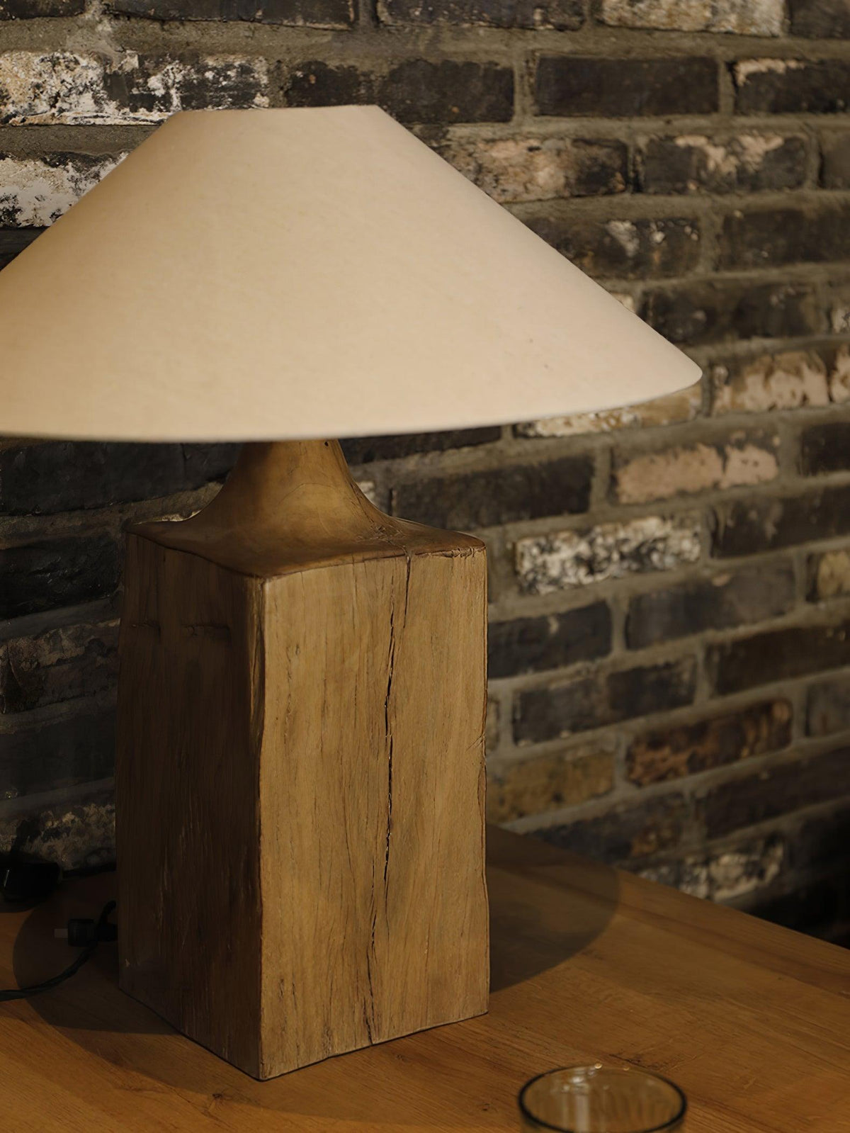 Rustica søjlegulvlampe i træ