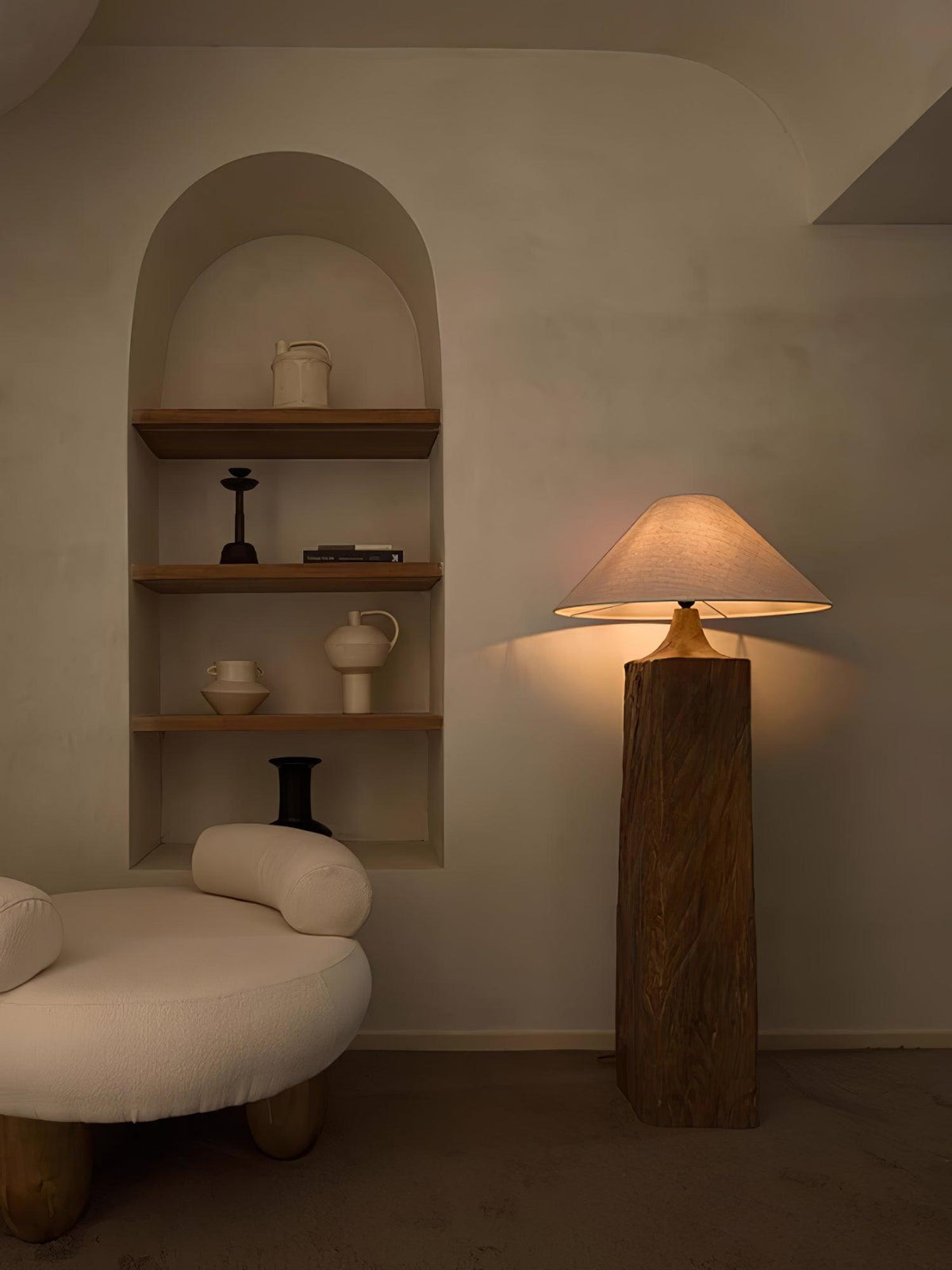 Rustica søjlegulvlampe i træ