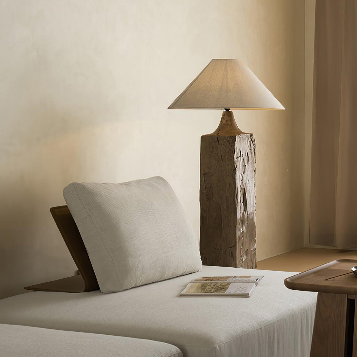Rustica søjlegulvlampe i træ