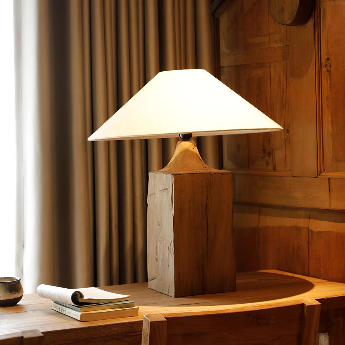 Rustica søjlegulvlampe i træ