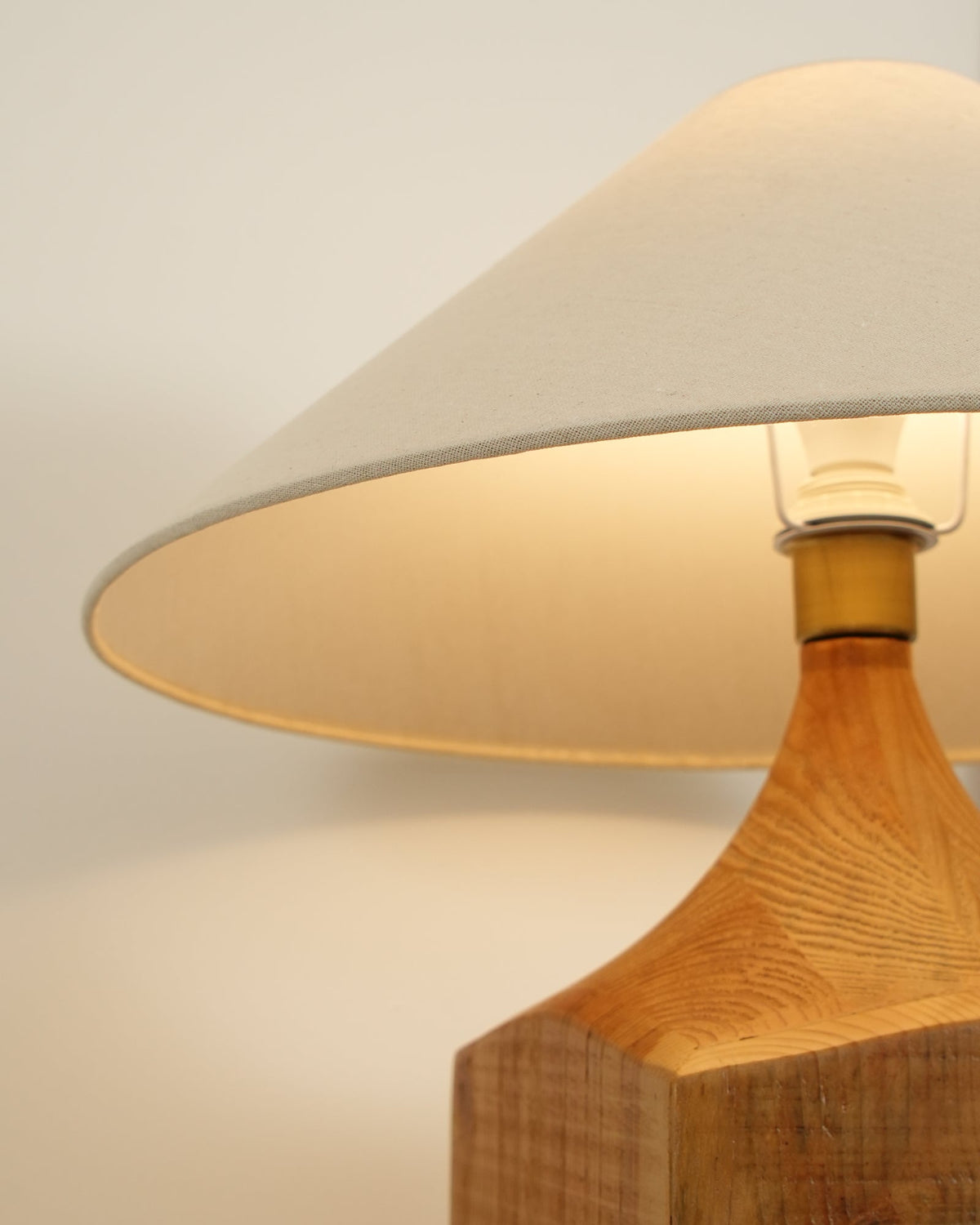 Rustica søjlegulvlampe i træ