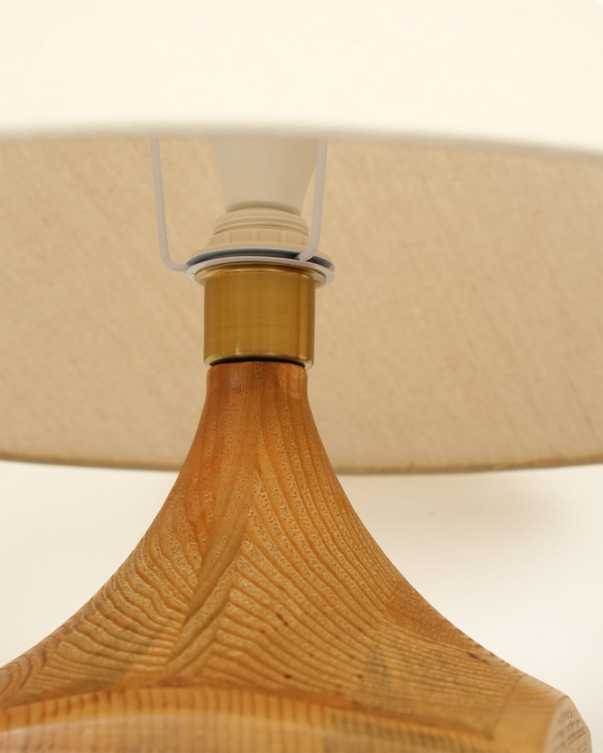 Rustica søjlegulvlampe i træ