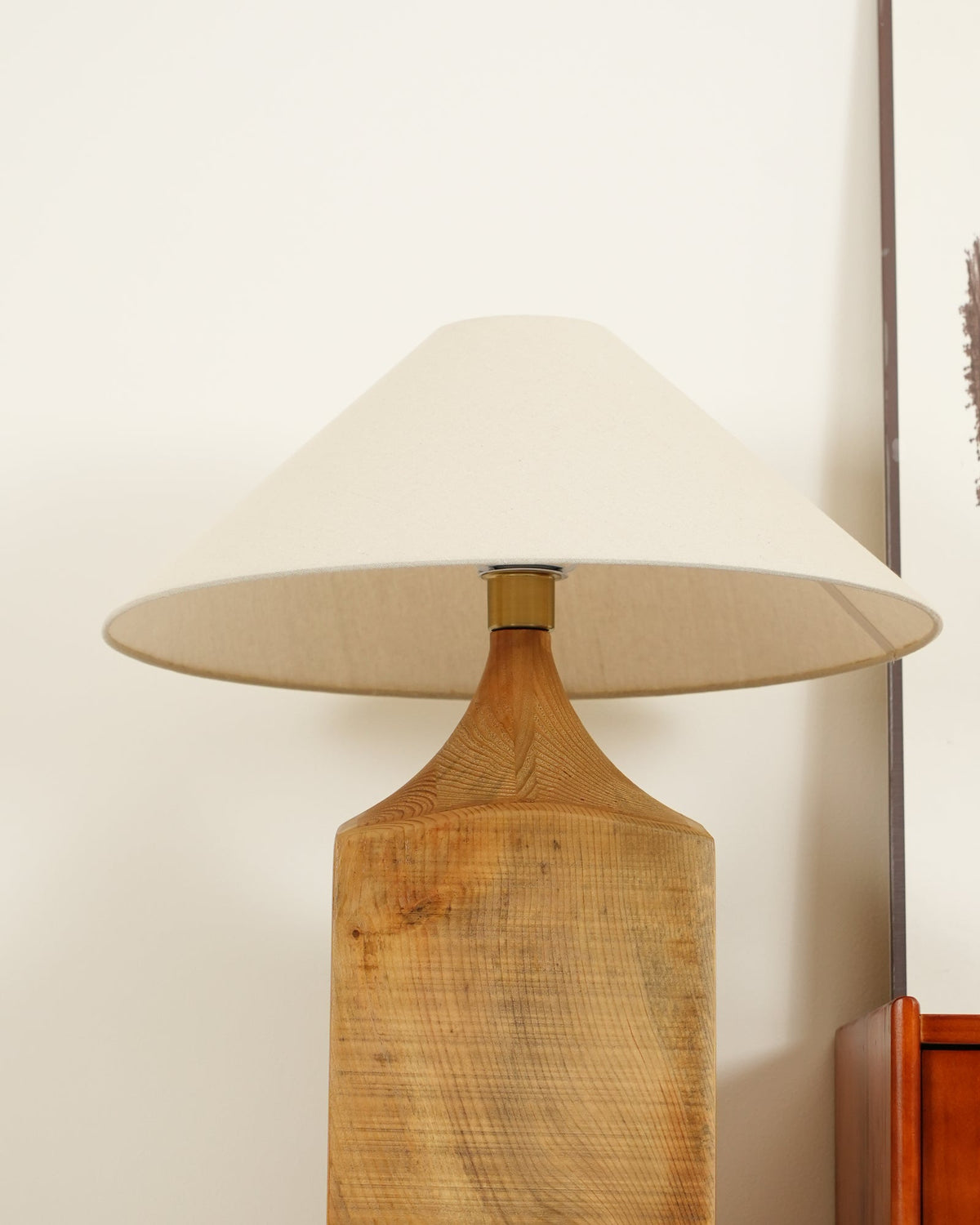 Rustica søjlegulvlampe i træ