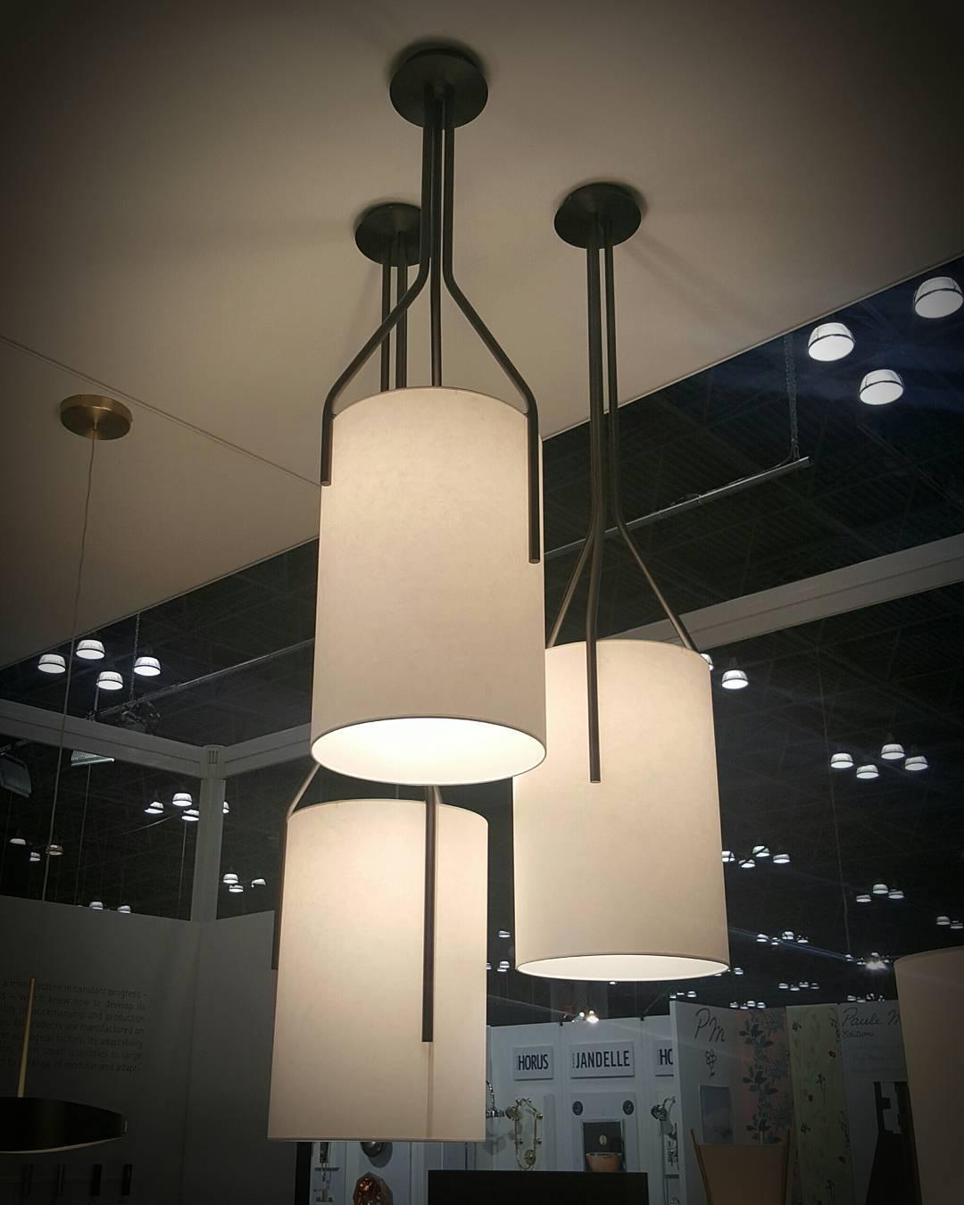 Cex moderne LED-lysekrone i messing med 3 lys