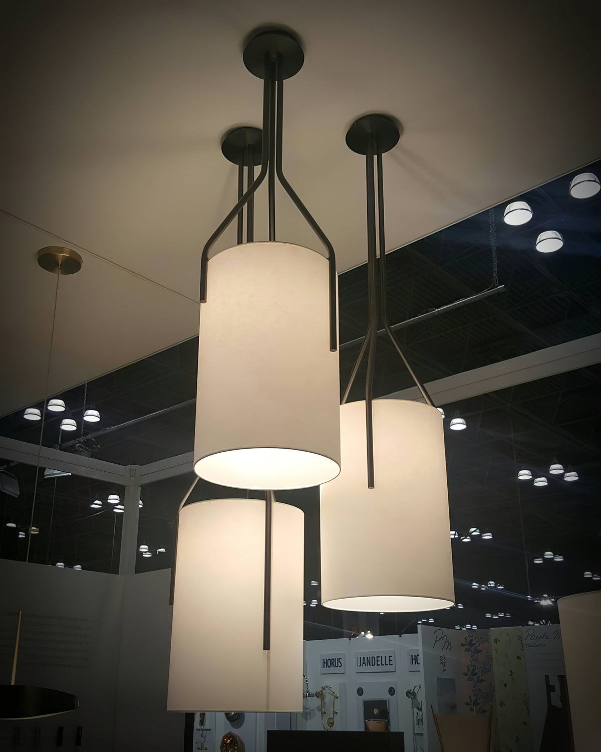 Cex moderne LED-lysekrone i messing med 3 lys
