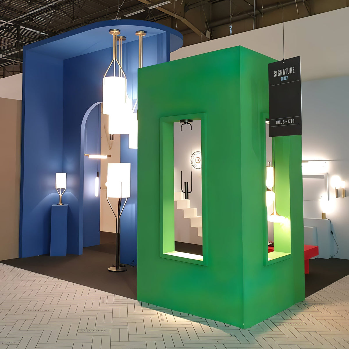 Cex moderne LED-lysekrone i messing med 3 lys