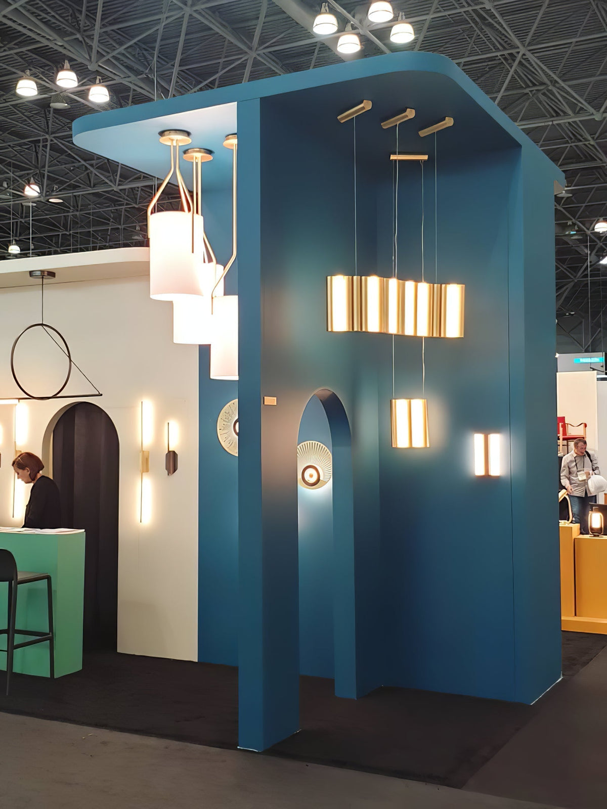 Cex moderne LED-lysekrone i messing med 3 lys