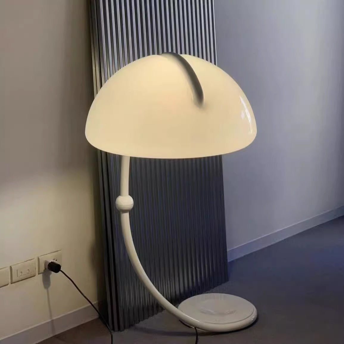 Valmere bågformad golvlampa med kupol