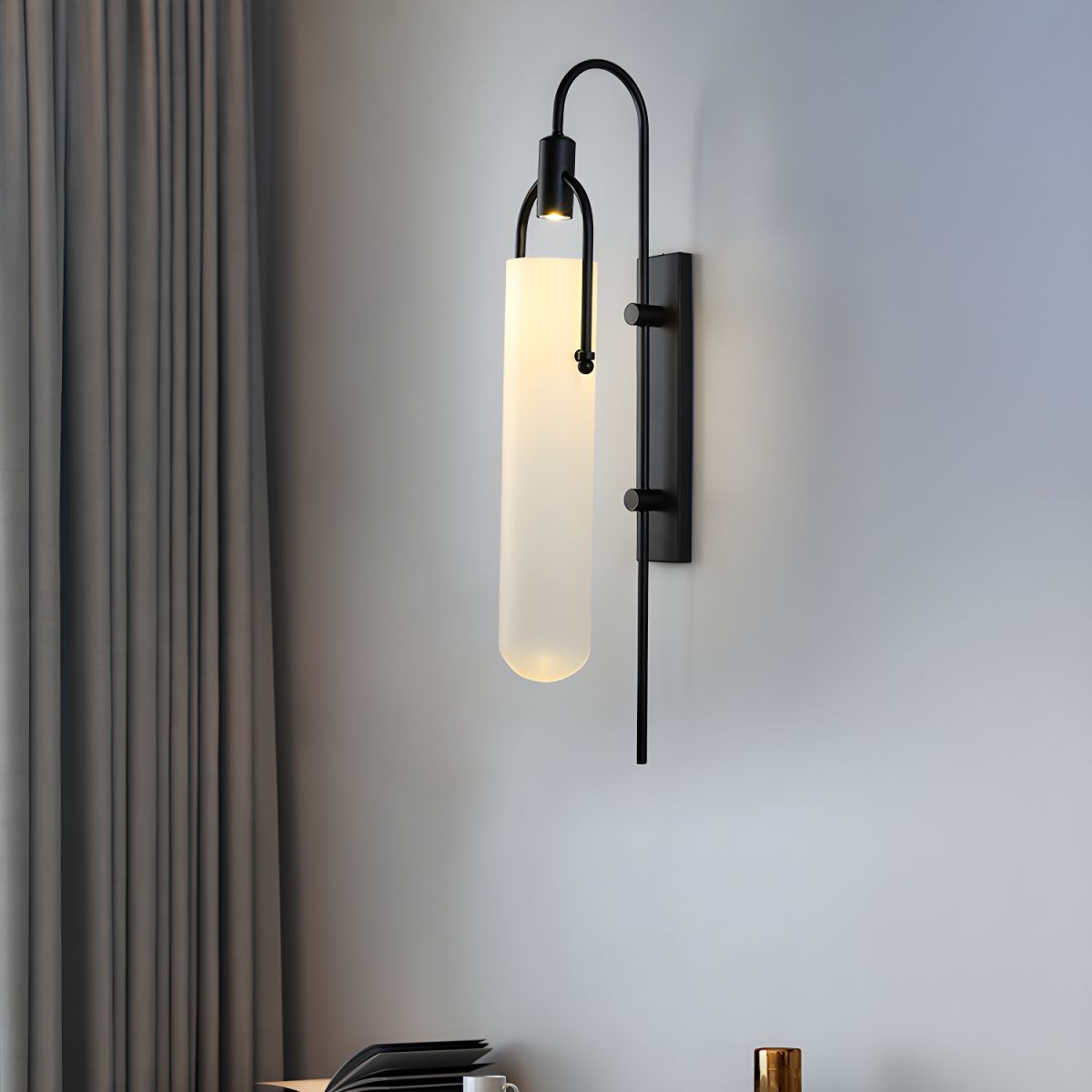 Liororaya væglampe med buet moderne glas